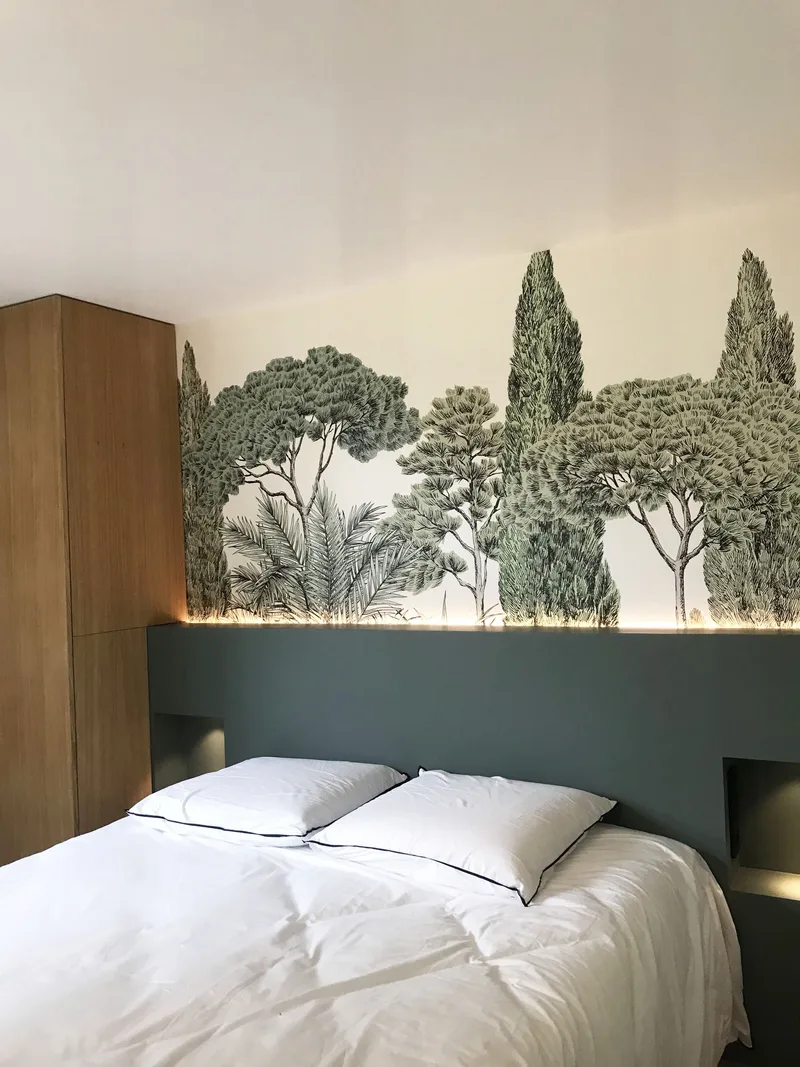 Avec ce joli papier peint Isidore Leroy