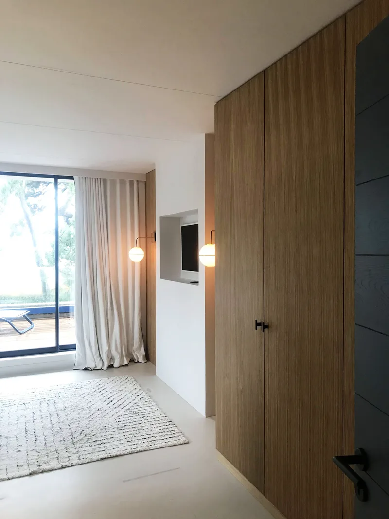 Tous les dressings et le meuble télévision ont été dessiné sur mesure ...